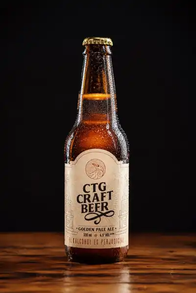 Botella Golden Pale Ale de CTG Craft Beer en fotografía de producto